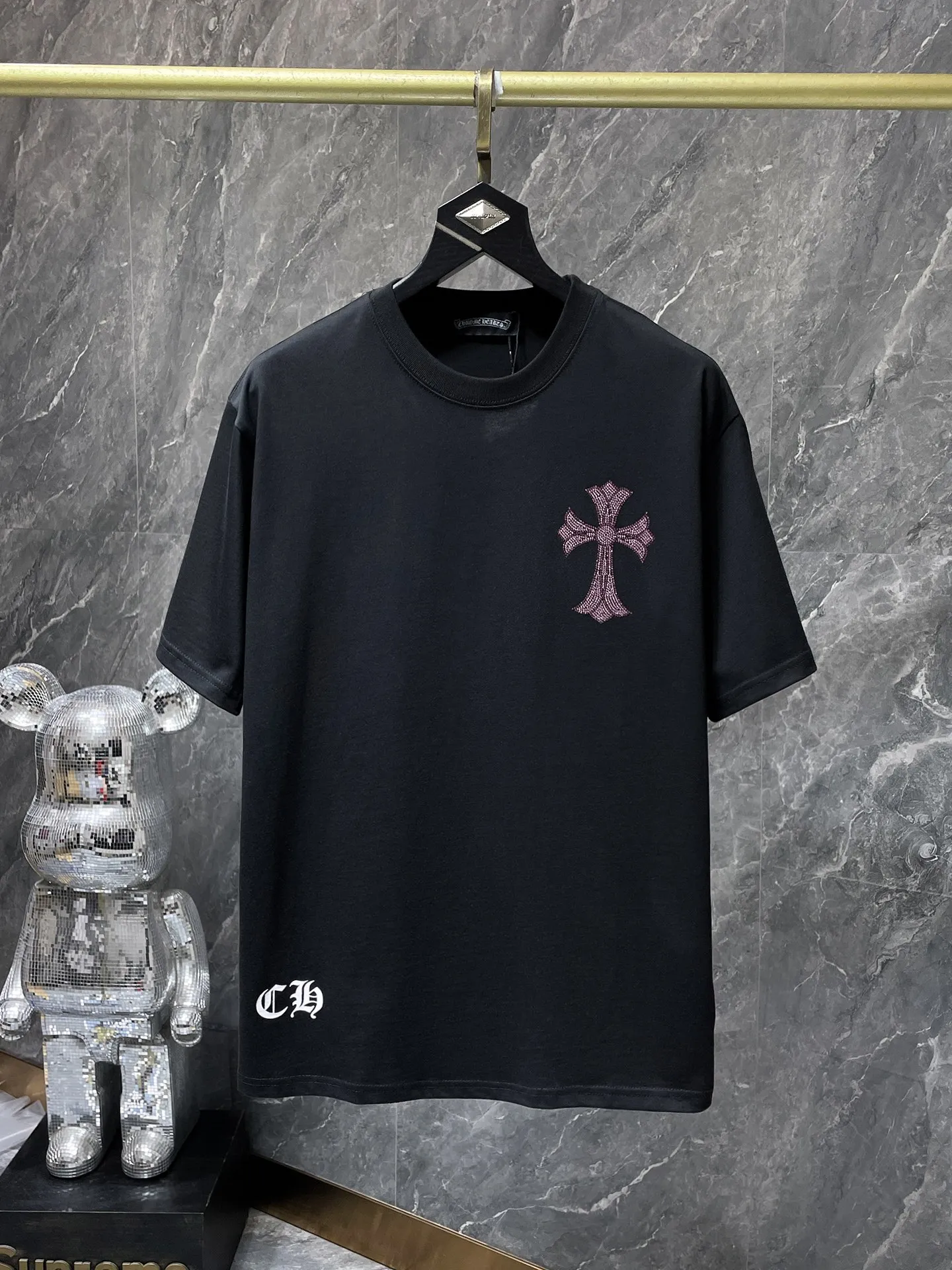 P170 New Chrome Hearts 25ss for summer. High-weight, environmentally friendly and high-quality top-quality fabric. 260g~285g. Heavy-duty hot-drilled horseshoes, Sanskrit letters, cross short-sleeves. Counter synchronization. 1:1 replica version. Recommended color: black. Size: S, M, L, XL.